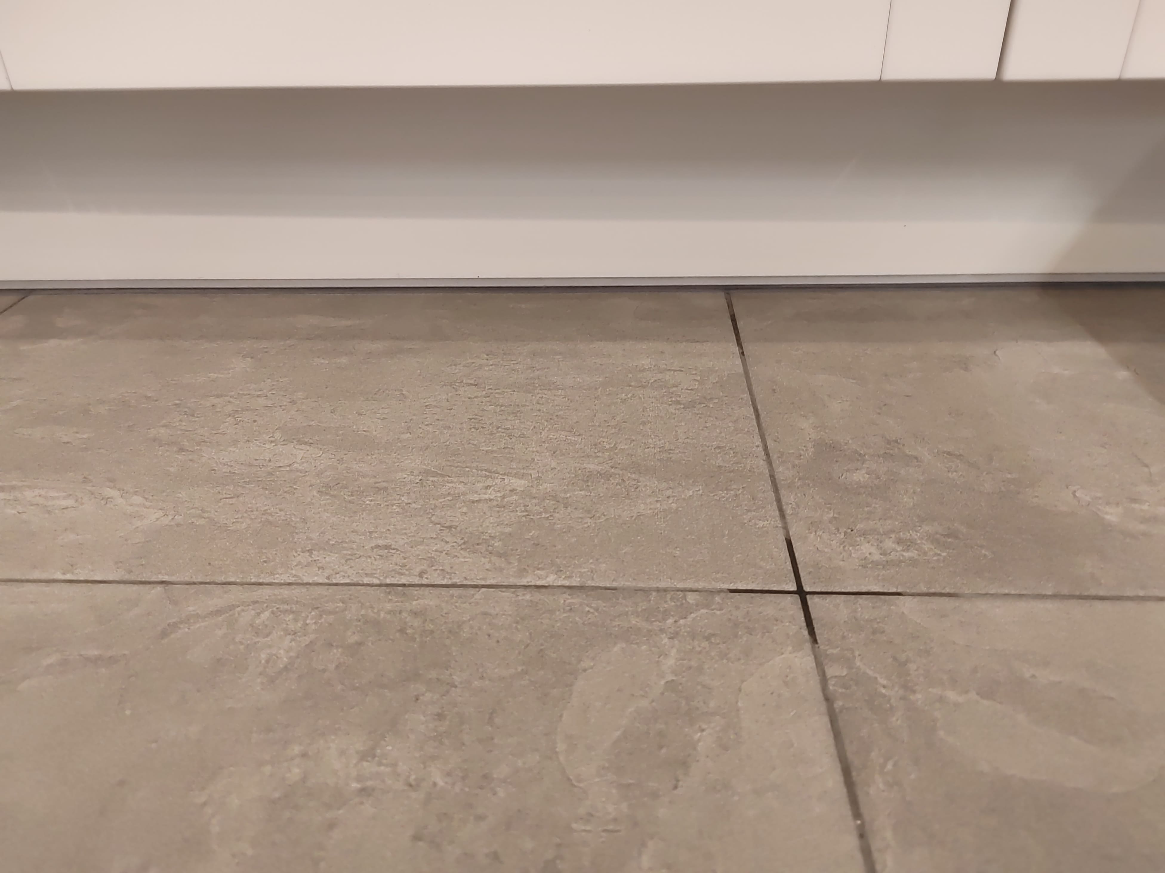 испачканная затирка на кухне